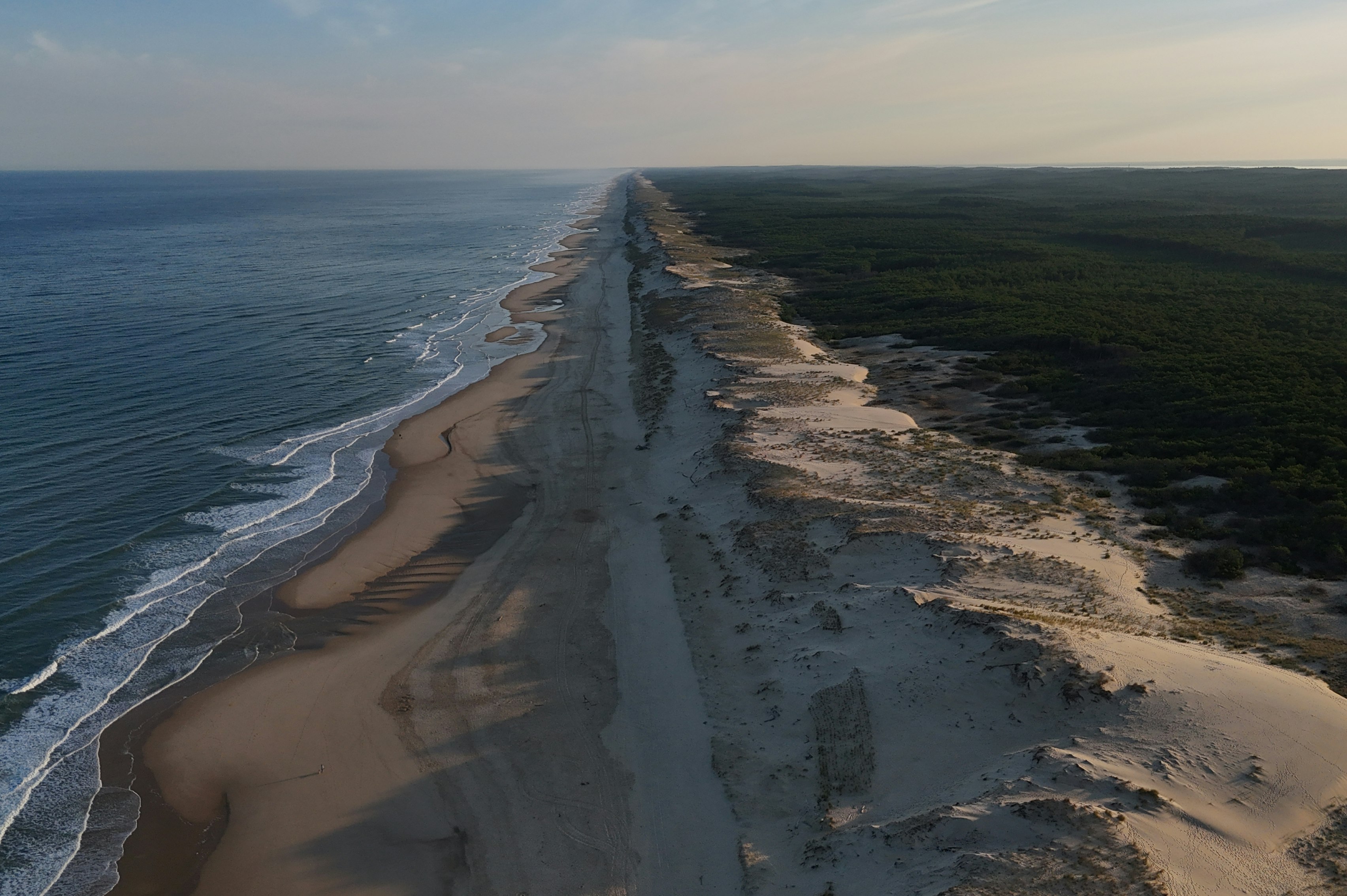 Yelloh! Village Les Grands Pins - Blick auf den Strand aus der Vogelperspektive