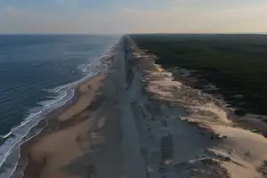 Yelloh! Village Les Grands Pins - Blick auf den Strand aus der Vogelperspektive