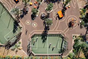 Yelloh! Village Les Grands Pins - Freizeitanlage mit Sportplätzen und anderen Aktivitäten