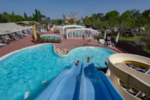 Camping Sandaya Sanguinet Plage- Kinder auf der Wasserrutsche im Pool