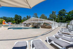 Flower Camping Les Granges - Pool im Freien mit Liegestühlen