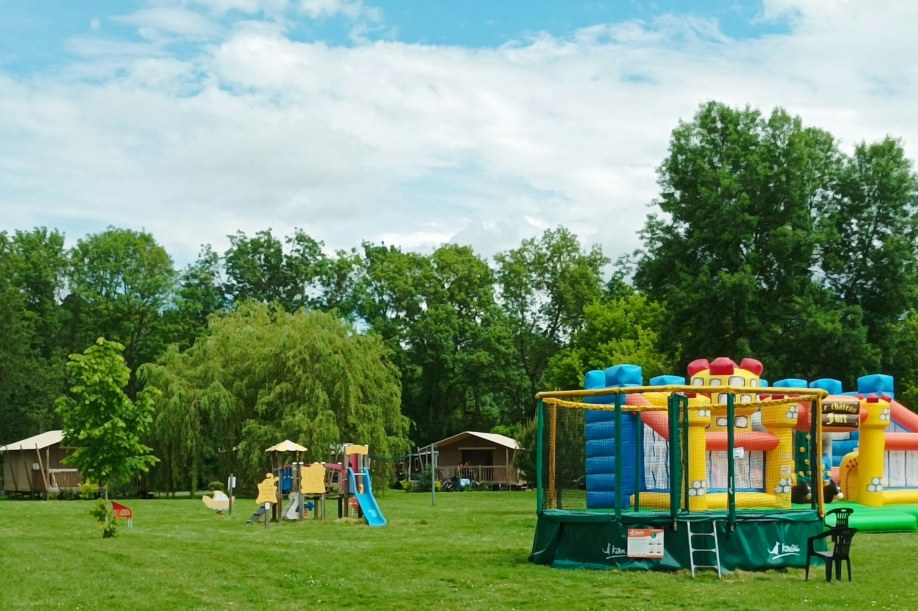 Flower Camping Les Granges - Spielbereich für Kinder mit Spielplatz, Hüpfburg und Trampolin