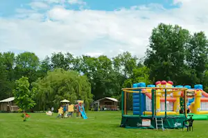 Flower Camping Les Granges - Spielbereich für Kinder mit Spielplatz, Hüpfburg und Trampolin