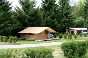 Camping Les Granges-Bas - Mobilheim auf dem Stellplatz vom Campingplatz