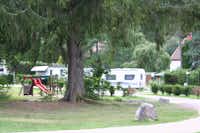 Camping Les Granges-Bas  -  Spielplatz auf dem Wohnwagen- und Zeltstellplatz vom Campingplatz im Grünen