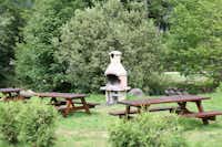 Camping Les Granges-Bas  - Grillstelle mit Picknicktischen auf dem Campingplatz im Grünen