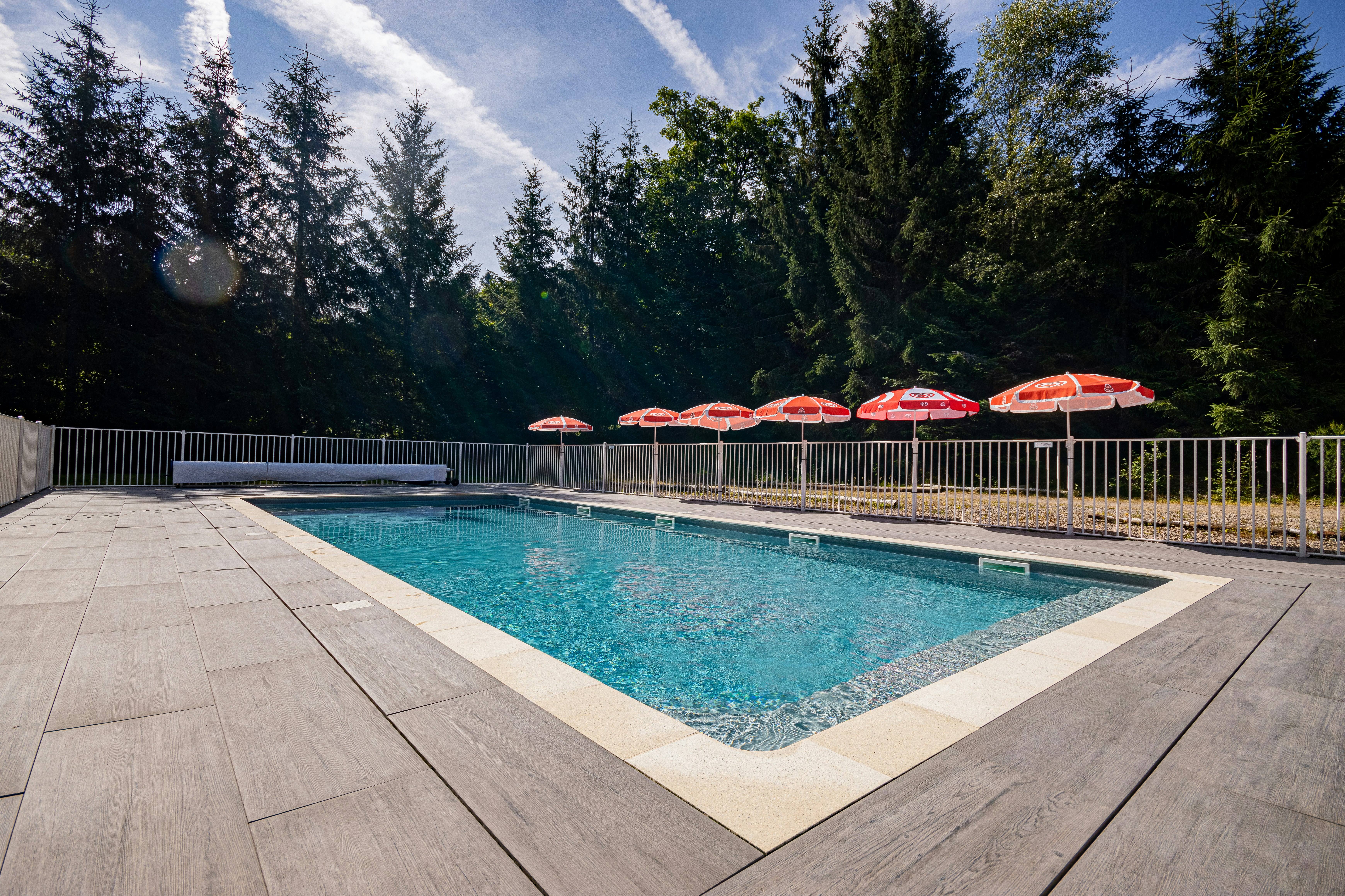 Camping Les Granges-Bas  - Pool im Freien mit Sonnenschirmen auf dem Campingplatz