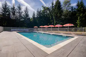 Camping Les Granges-Bas - Pool im Freien mit Sonnenschirmen auf dem Campingplatz