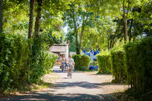 Camping Capfun Les Granges Camping Les Granges - Gäste beim Fahrradfahren auf dem Campingplatz
