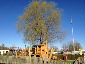 Camping Les Grangettes - Spielplatz auf dem Campingplatz