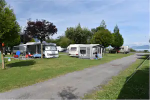 Camping Les Grangettes - Wohnwagen- und Zeltstellplatz im Grünen auf dem Campingplatz