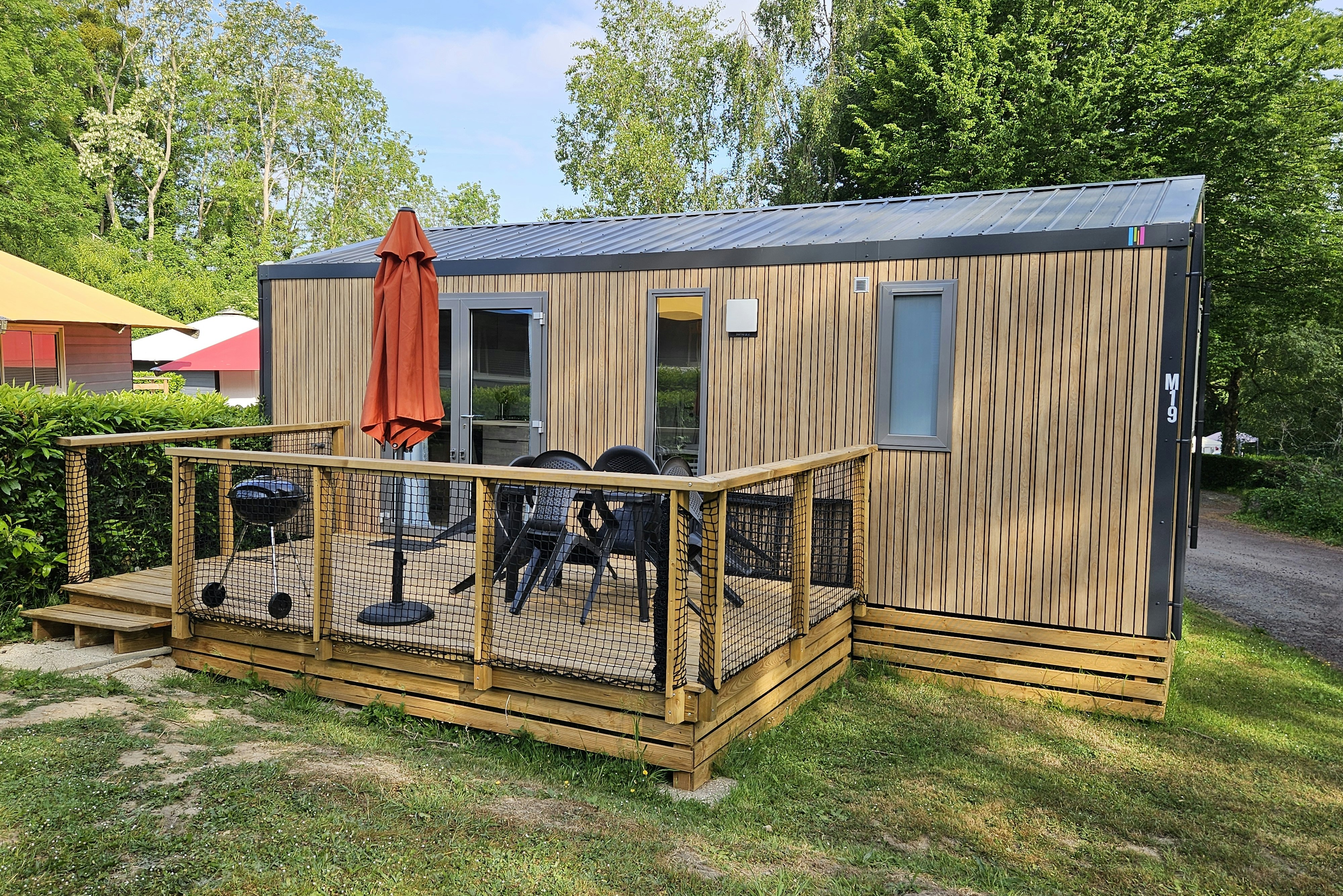 Camping les Gravelets  - Mobilheim mit Terrasse auf dem Campingplatz