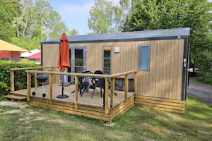 Camping les Gravelets - Mobilheim mit Terrasse auf dem Campingplatz