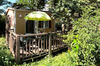 Camping Les Grillons - Mobilheim mit Veranda und Sonnenschirm
