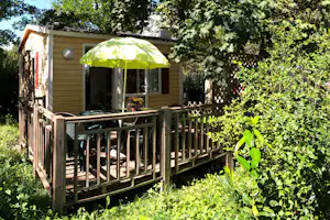 Camping Les Grillons - Mobilheim mit Veranda und Sonnenschirm