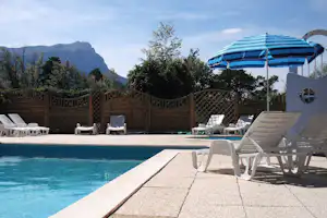 Camping Les Grillons - Swimmingpool auf dem Campingplatz mit mit Liegestühlen und Sonnenschirmen