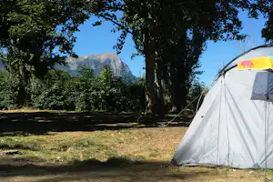 Camping Les Grillons - zelt auf Stellplatz im Grünen mit Alpen im Hintergrund