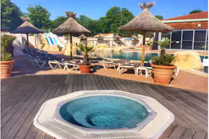 Camping Les Gros Joncs - Whirlpool am Pool vom Campingplatz