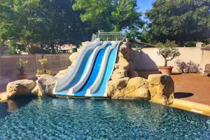 Camping Les Gros Joncs - Wasserrutsche im Poolbereich auf dem Campingplatz