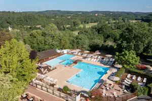 Camping Les Grottes de Roffy - Luftaufnahme des Pools