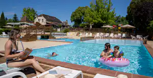 Camping Les Grottes de Roffy - Pool mit Liegestühlen und Sonnenschirmen auf dem Campingplatz