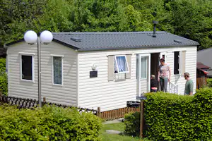 Camping Les Grottes - Mobilheim im Grünen auf dem Campingplatz