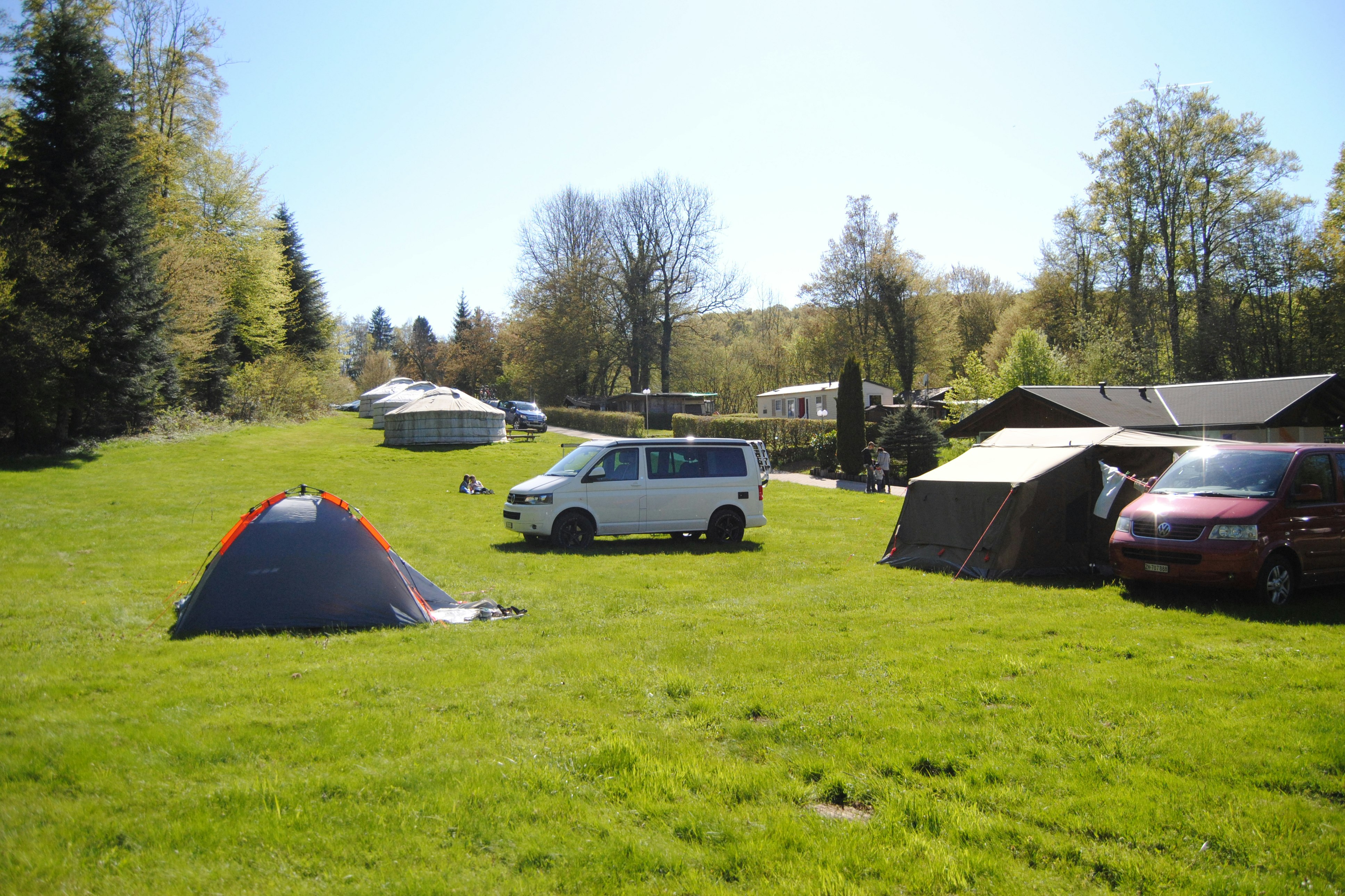 Camping Les Grottes -  Übersicht Stellplatz auf dem Campingplatz