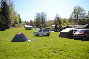Camping Les Grottes - Übersicht Stellplatz auf dem Campingplatz