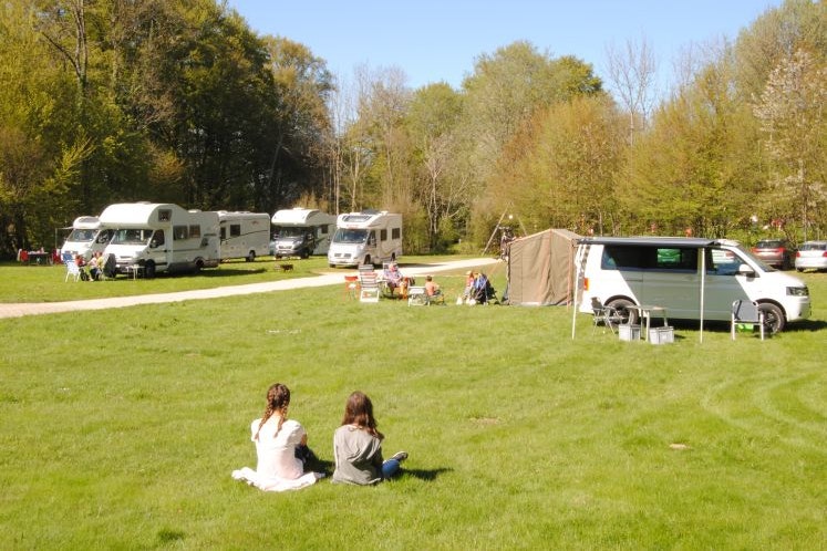 Camping Les Grottes - Zelt- und Wohnmobilstellplatz mit Kindern