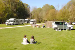 Camping Les Grottes - Zelt- und Wohnmobilstellplatz mit Kindern