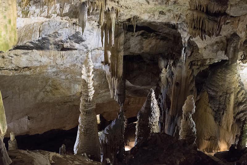Camping Les Grottes - die Höhle Grottes de Réclère in der Nähe vom Campingplatz