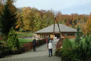 Camping Les Grottes - ußenansicht der Rezeption auf dem Campingplatz