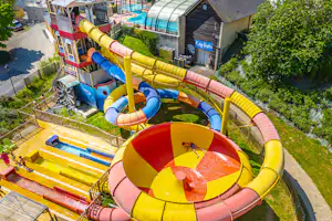 Camping Les Hautes Coutures - Rutschen im Wasserpark des Campingplatzes