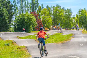 Camping Les Hautes Coutures - Pumptrack auf dem Campingplatz