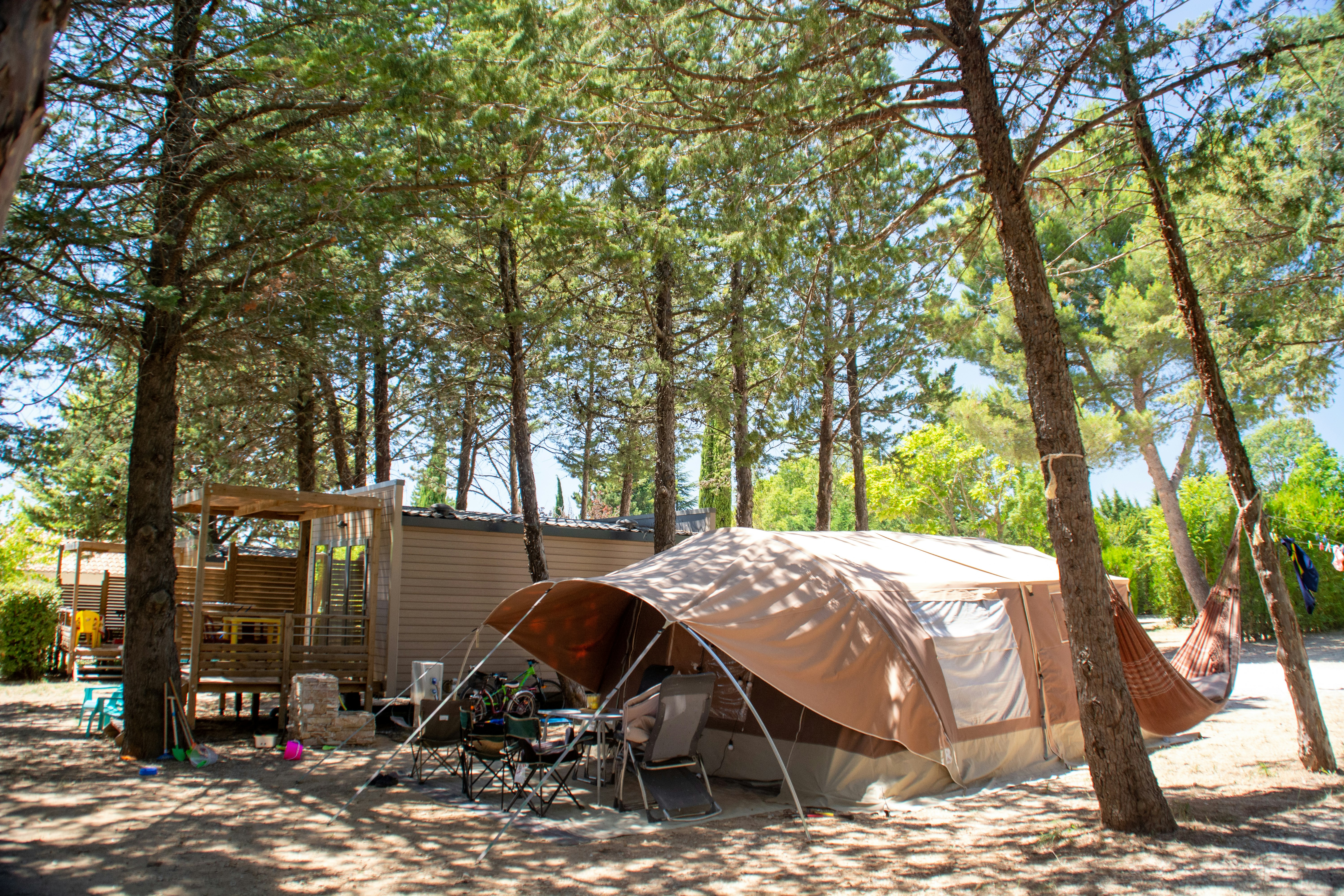 Campasun Les Hautes Prairies  - Zelt auf dem Campingplatz mit Hängematte