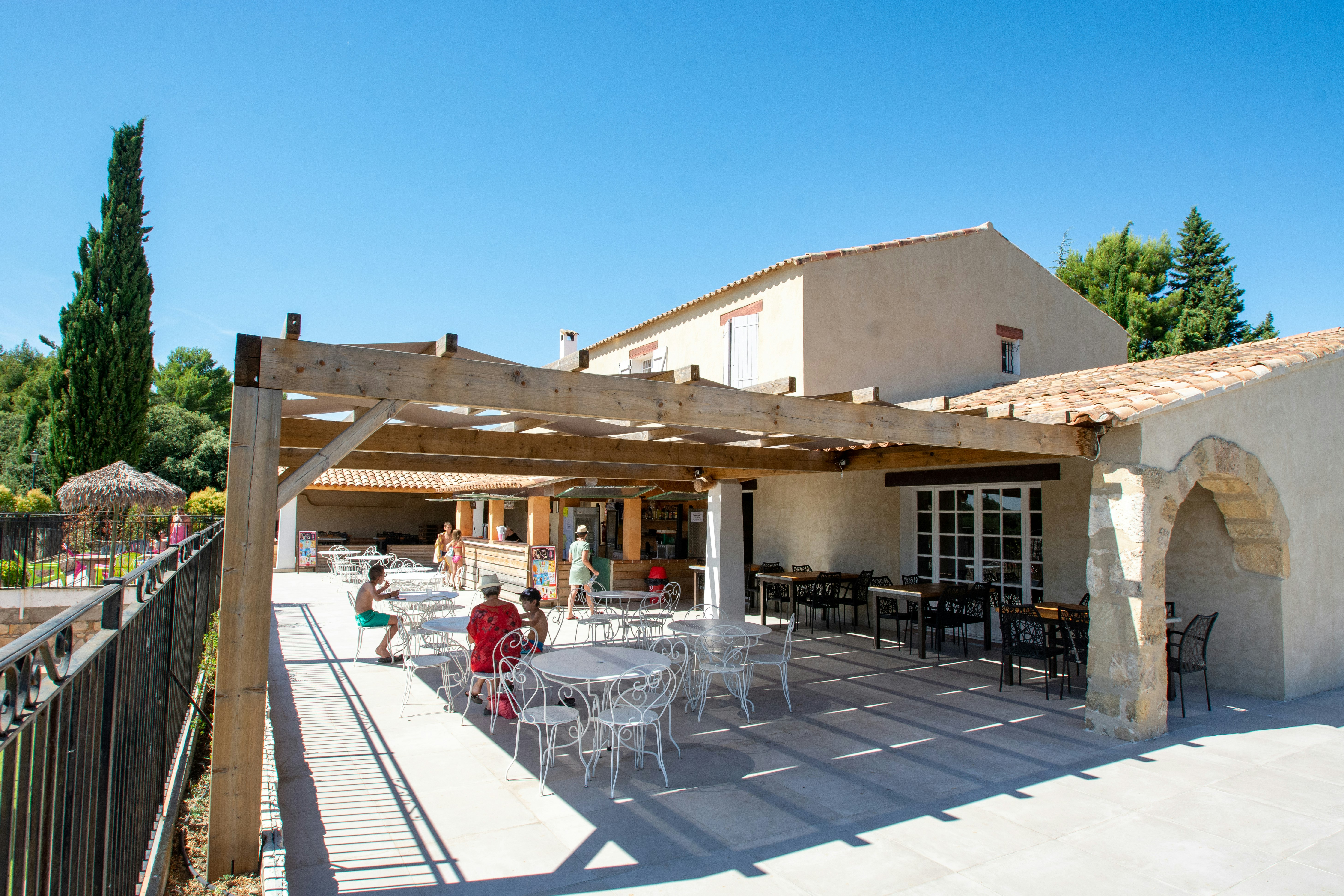 Camping Les Hautes Prairies - Blick auf die Terrasse vom Restaurant auf dem Campingplatz