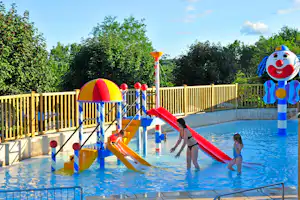 Camping Les Hauts de Ratebout - Planschbecken mit Wasserrutschen für die kleinen Gäste des Campingplatzes