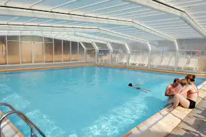 Camping Les Hauts de Ratebout - Schwimmhalle im Poolbereich auf dem Campingplatz