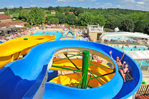 Camping Les Hauts de Ratebout - Wasserrutsche im Poolbereich auf dem Campingplatz