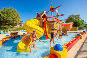Camping Les Hauts de Ratebout - Wasserspielplatz mit Planschbecken und Wasserrutschen für Kinder