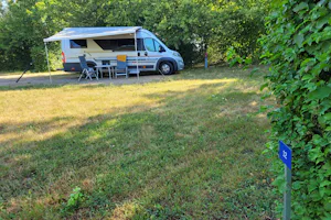 Camping Les Hirondelles - Standplatz auf dem Campingplatz
