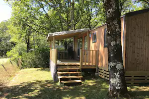 Camping Les Hirondelles - Mobilheim vom Campingplatz mit Veranda im Grünen