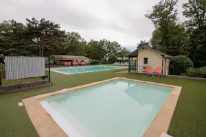 Camping Les Hirondelles - Pool vom Campingplatz im Grünen