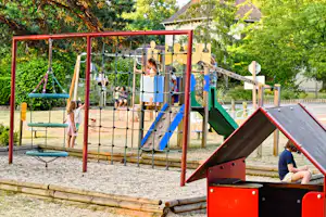 Camping Les Hirondelles - Kinder auf dem Spielplatz vom Campingplatz