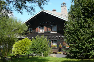 Camping Les Hirondelles - Hauptgebäude auf dem Campingplatz