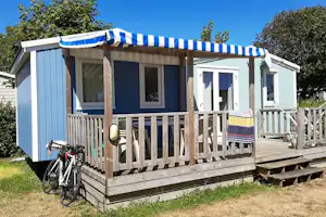 Camping Les Hortensias - Mobilheim mit Veranda auf dem Campingplatz