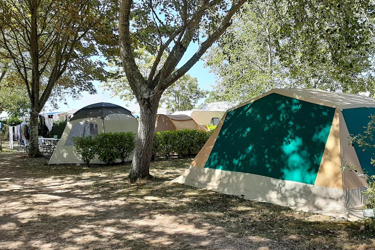 Camping Les Hortensias - Zeltplätze im Schatten der Bäume