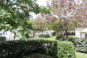 Camping LES HORTENSIAS - Wohnmobil- und Wohnwagenstellplätze im Grünen