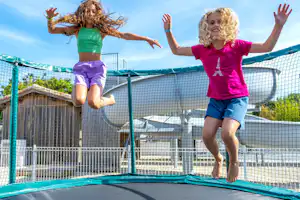 Flower Camping Les Ilates - Trampolin für Kinder auf dem Campingplatz