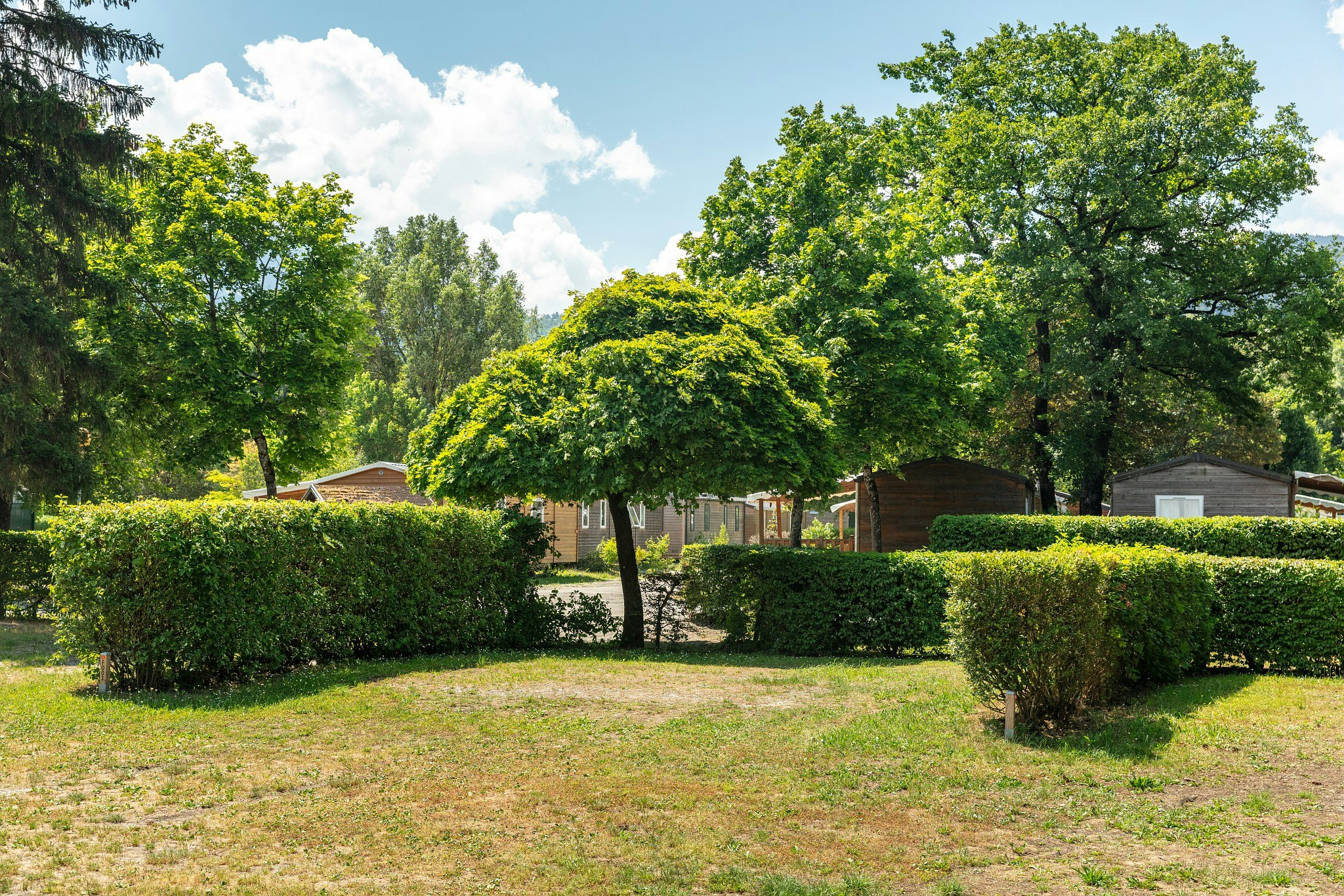 Flower Camping les Iles  Camping Les Iles Tohapi - Standplätze auf der Wiese auf dem Campingplatz